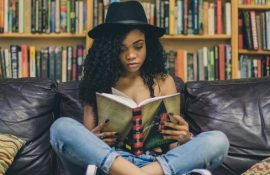 девушка с книгой
