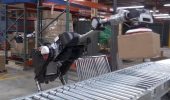 Новый робот Boston Dynamics научился выбирать и присасывать грузы