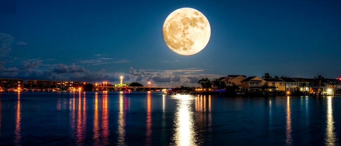 Як це було: чарівні фото Повного Місяця від користувачів соцмереж