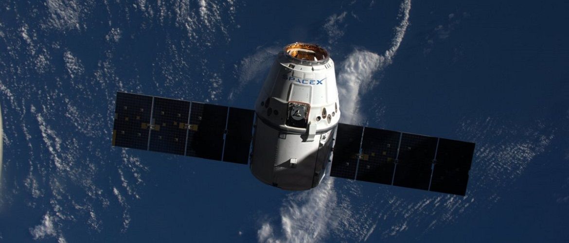 Космический корабль Cargo Dragon компании SpaceX успешно сел в Тихом океане