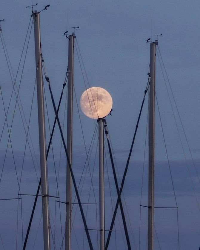 Як це було: чарівні фото Повного Місяця від користувачів соцмереж 11