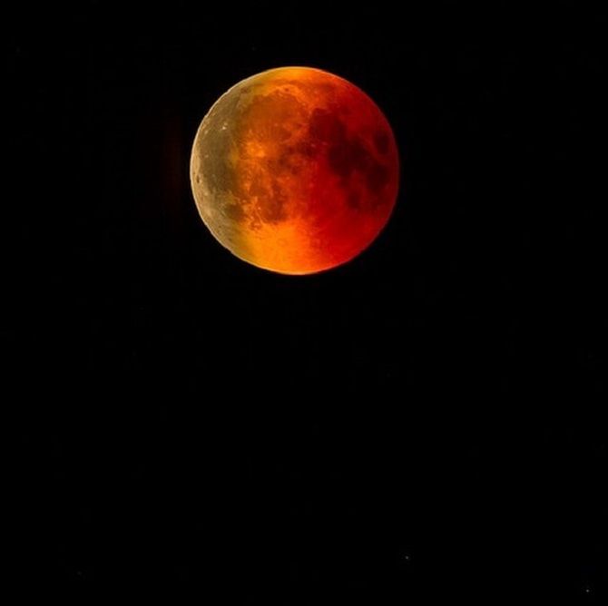 Як це було: чарівні фото Повного Місяця від користувачів соцмереж 15