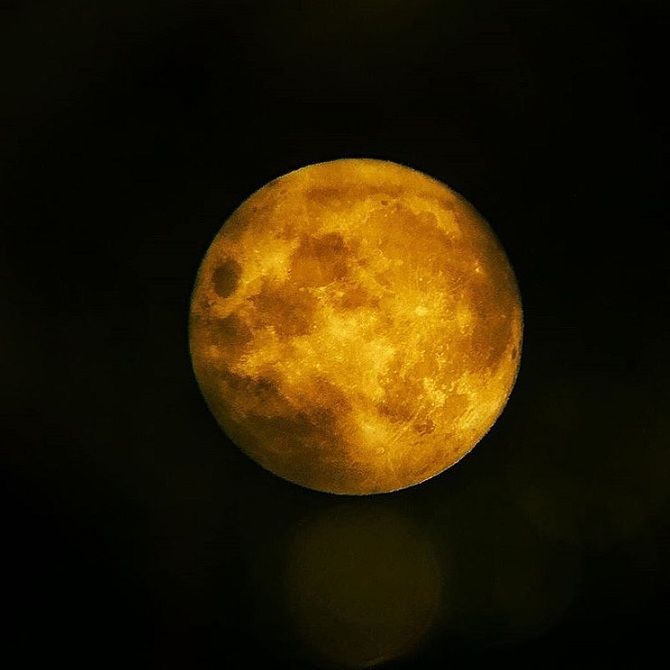 Як це було: чарівні фото Повного Місяця від користувачів соцмереж 9