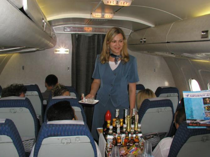стюардесса в самолете