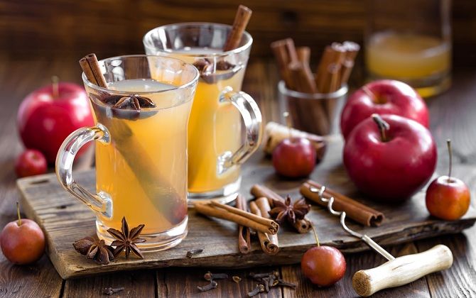 Fragrant gluhwein made of white wine with raspberries
