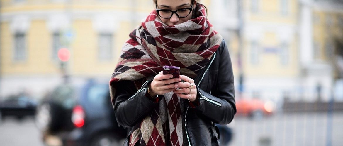 Мех, крупная вязка и клетка: модные шарфы осень-зима 2020-2021