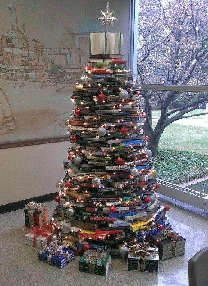 Books, cardboard and even a stepladder: things you can use to make an alternative Christmas tree for the New Year 2024 24