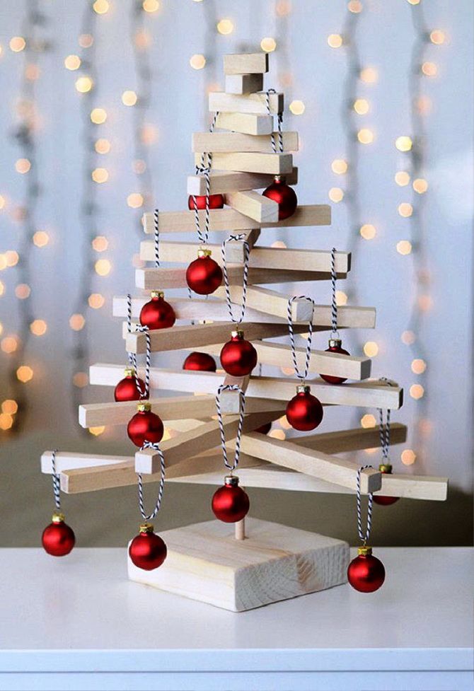 Books, cardboard and even a stepladder: things you can use to make an alternative Christmas tree for the New Year 2023 39