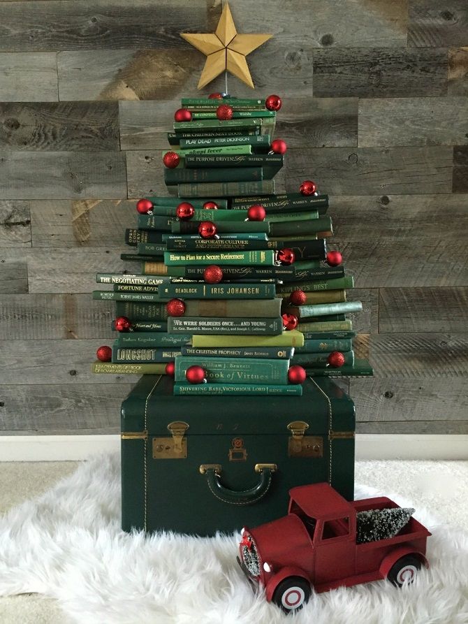 Books, cardboard and even a stepladder: things you can use to make an alternative Christmas tree for the New Year 2024 23