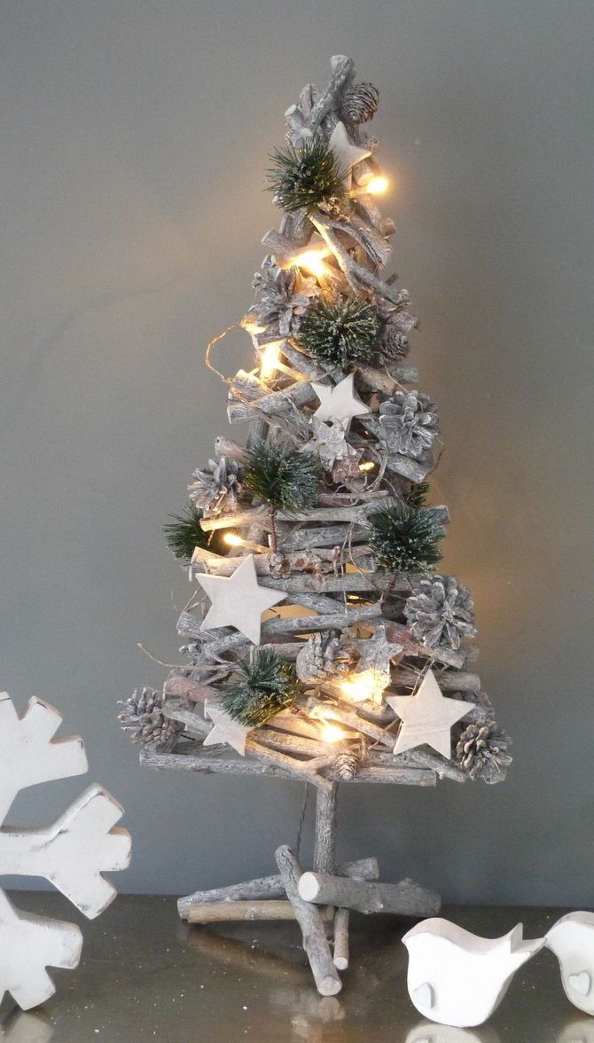 Books, cardboard and even a stepladder: things you can use to make an alternative Christmas tree for the New Year 2024 21