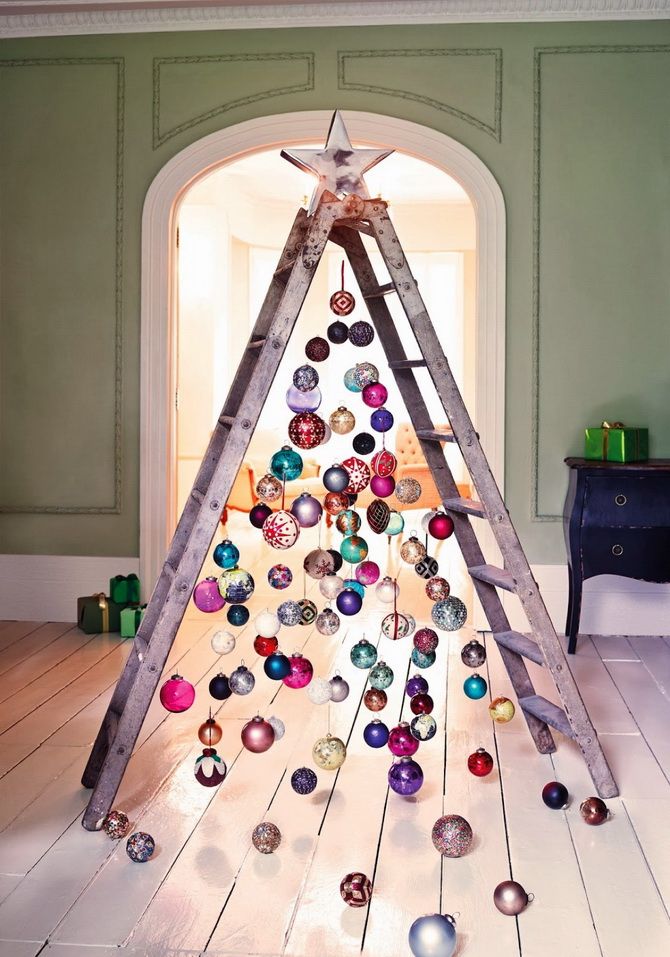 Books, cardboard and even a stepladder: things you can use to make an alternative Christmas tree for the New Year 2024 19