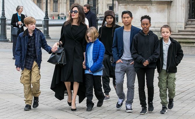 Angelina Jolie  mit den Kindern