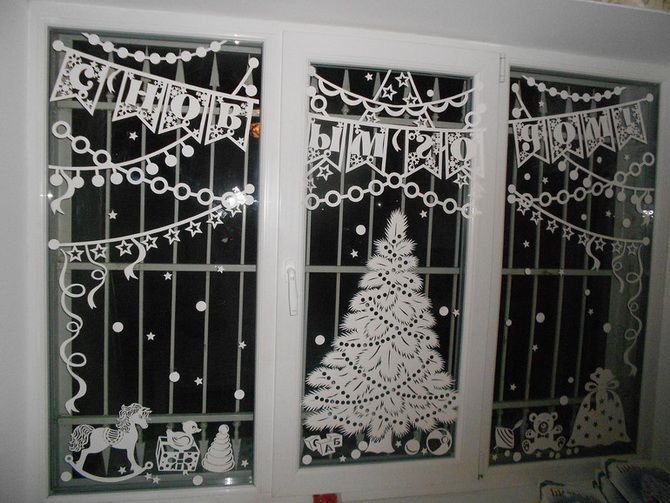 окна украшенные вытынанками к новому году