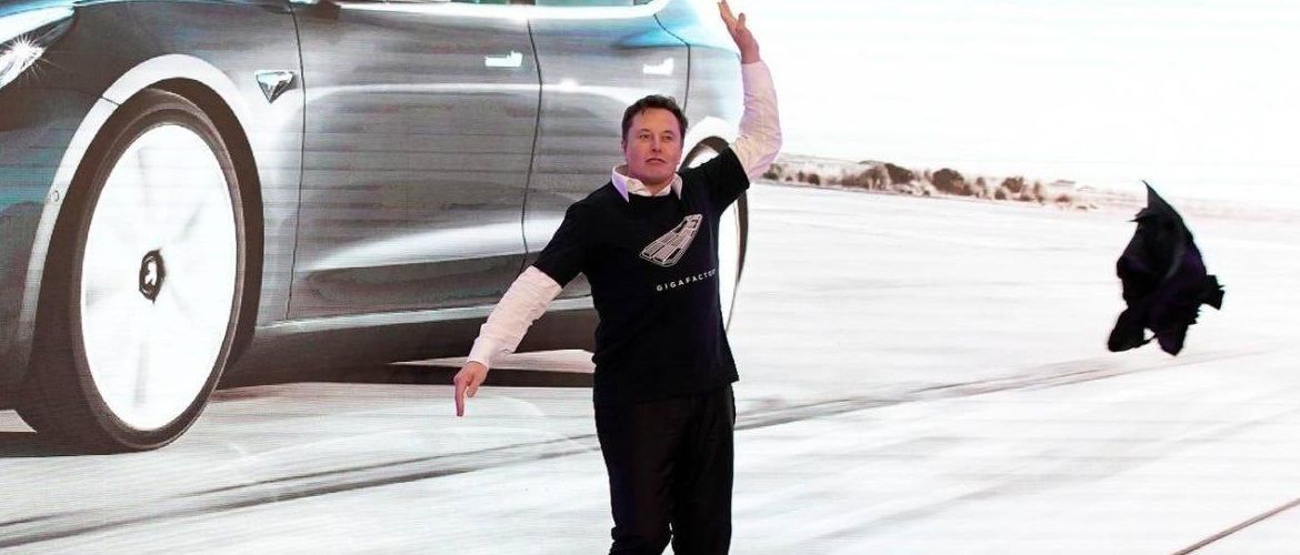 «Небезпечно для перегляду на роботі»: Ілон Маск станцював на відкритті заводу Tesla в Шанхаї