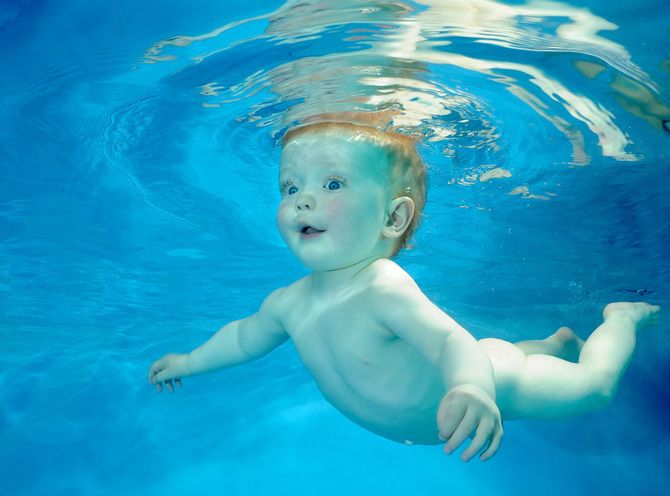 Новорожденные умеют плавать