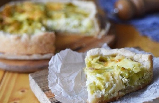 Kuchen mit Zwiebeln, Ei und Käse