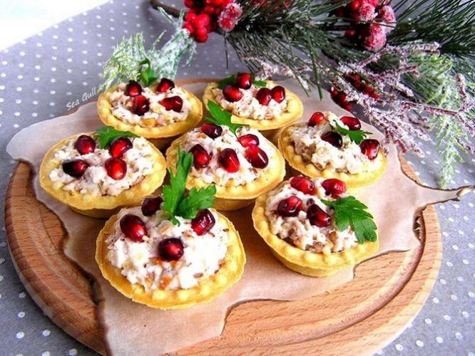 Салат в тарталетках с курицей и черносливом и