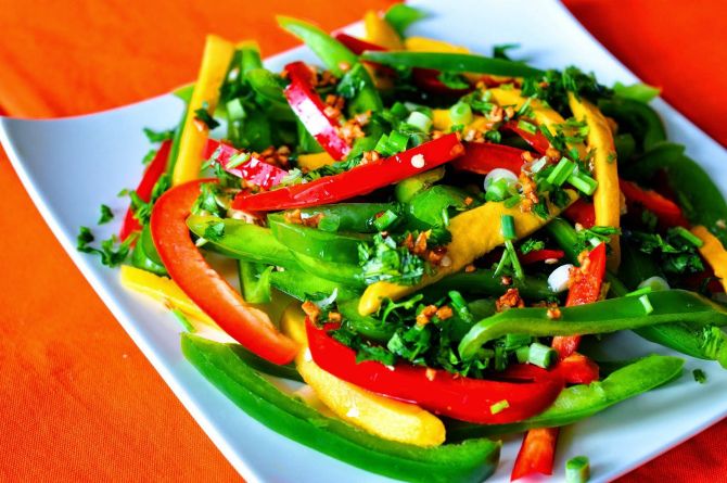 Vitaminsalat mit Paprika und Gurken