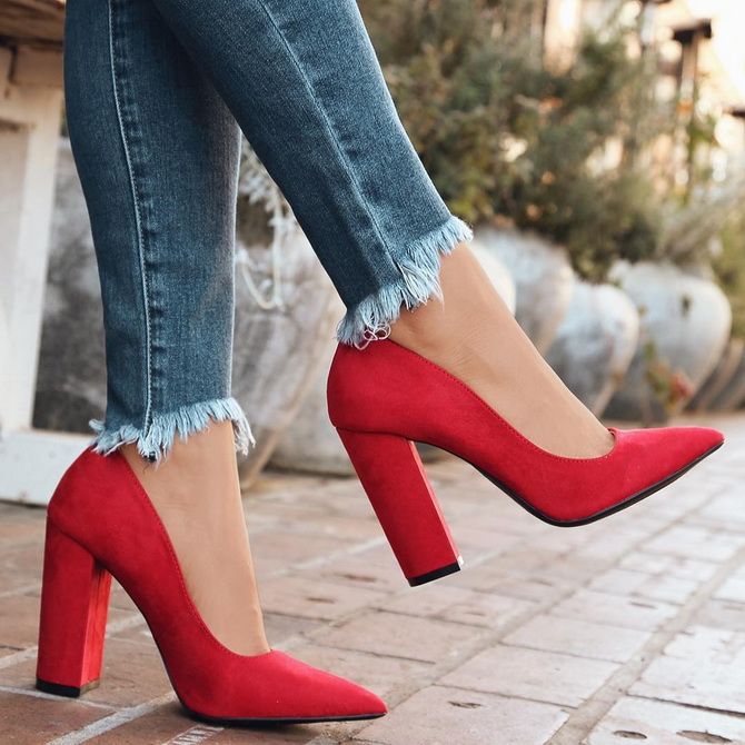 червоні туфлі