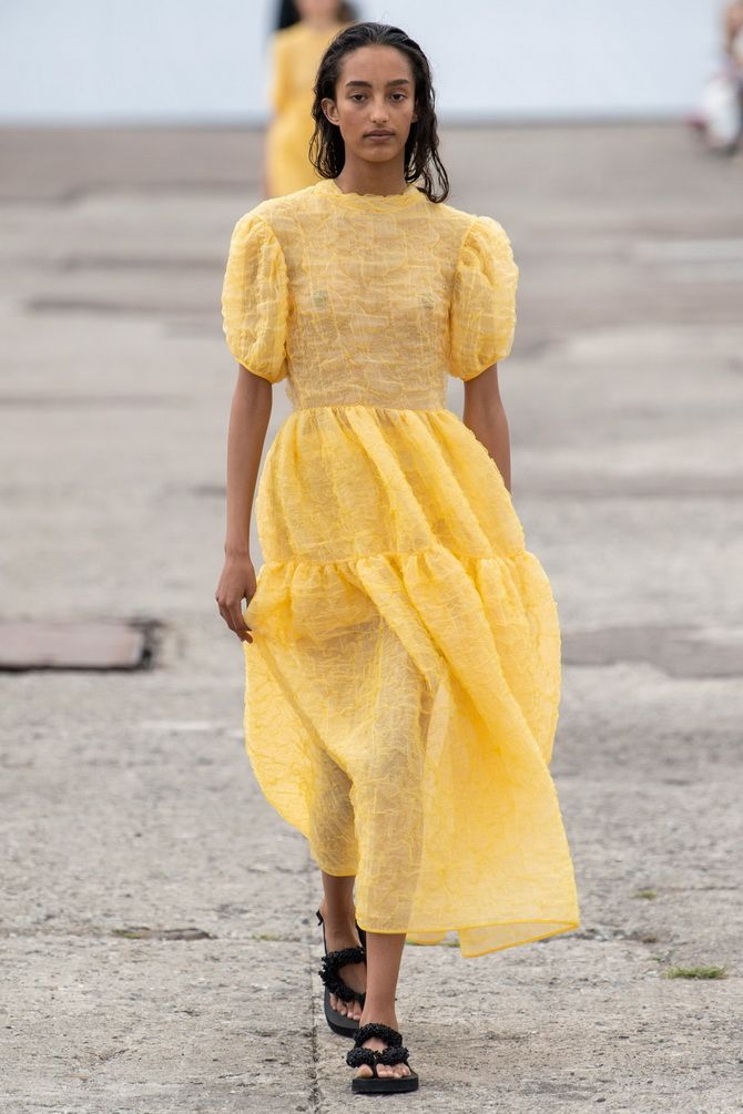 желтое платье