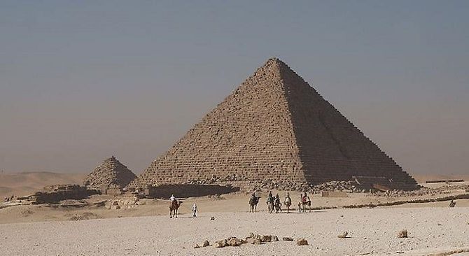 Піраміда Мікеріна, 65 м