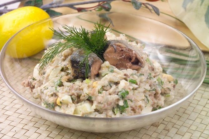 Салат с рыбными консервами и рисом