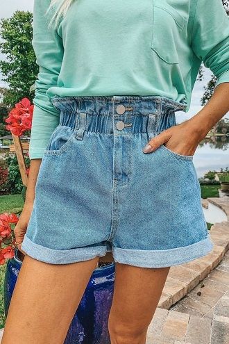 Denim shorts in 2021-2022: look stylish and trendy 28