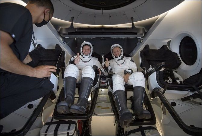 Миссия выполнена: астронавты из экипажа SpaceX вернулись на Землю 1