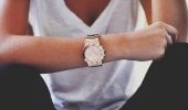Как выбрать наручные часы в подарок женщине: основные критерии и примеры