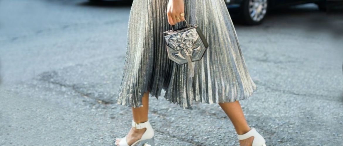 С чем носить серебряную юбку — актуальный тренд осени