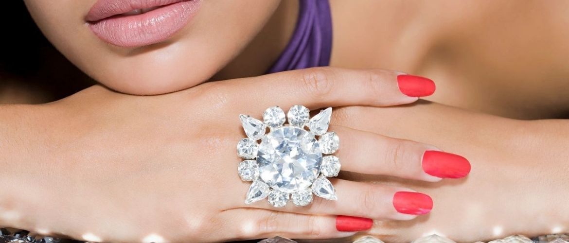 Как носить золотые кольца с бриллиантом: 5 советов на каждый день