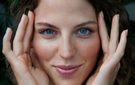 Масаж навколо очей: не пошкодуйте 5 хвилин заради пружної шкіри