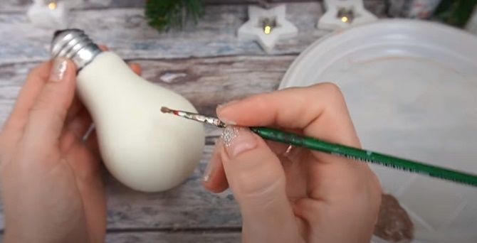 Елочные игрушки из лампочек: создаем новогоднее настроение 9