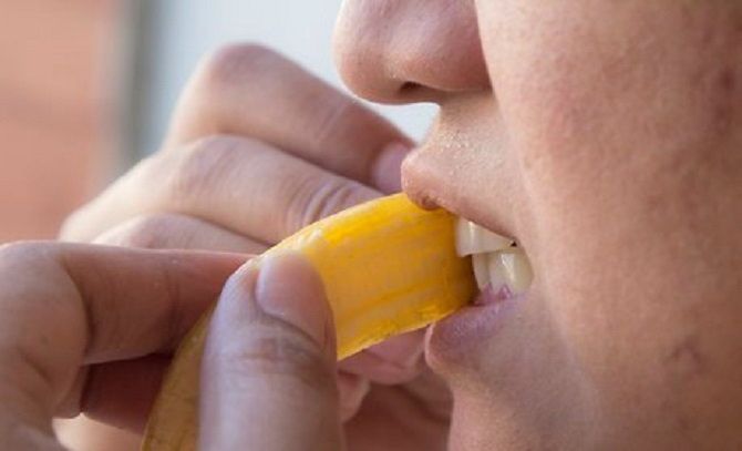 Білосніжні та здорові зуби: 15 крутих лайфхаків, як відбілити зуби в домашніх умовах 10