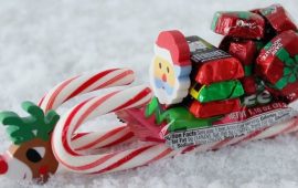 Новогодние чудеса из конфет: 5 оригинальных поделок