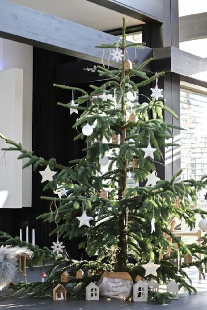 Рождественский декор: 40 сказочных идей украшения маленькой елки 18