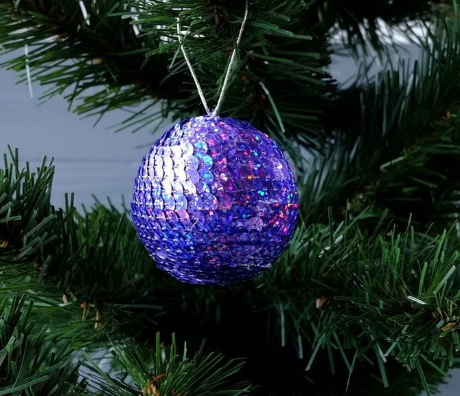 Красивый и необычный декор новогодних шаров – лучшие идеи с фото 38