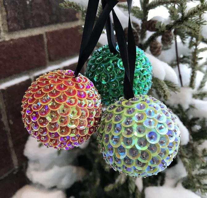 Красивый и необычный декор новогодних шаров – лучшие идеи с фото 39
