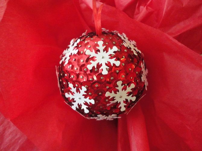 Красивый и необычный декор новогодних шаров – лучшие идеи с фото 44