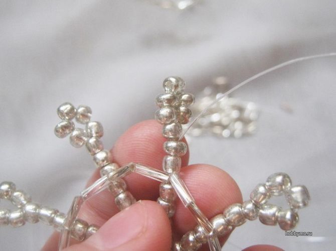 Ніжність в кожному кристалі: сніжинки з бісеру своїми руками 19