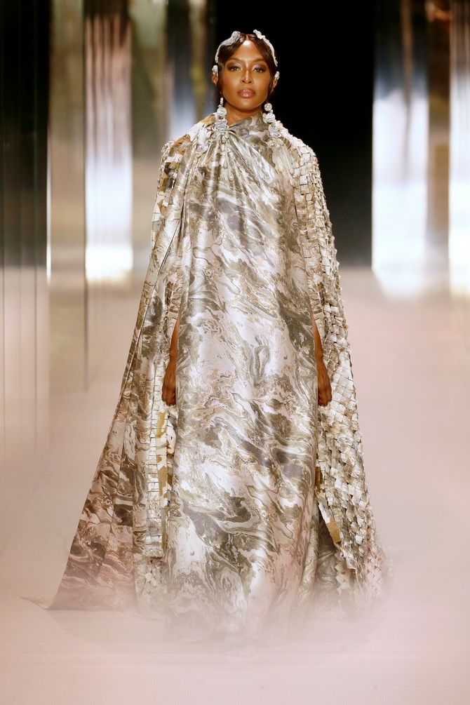 Показ Fendi на Неделе Высокой моды в Париже: Деми Мур, Кара Делевинь и Наоми Кэмпбелл вышли на подиум 9
