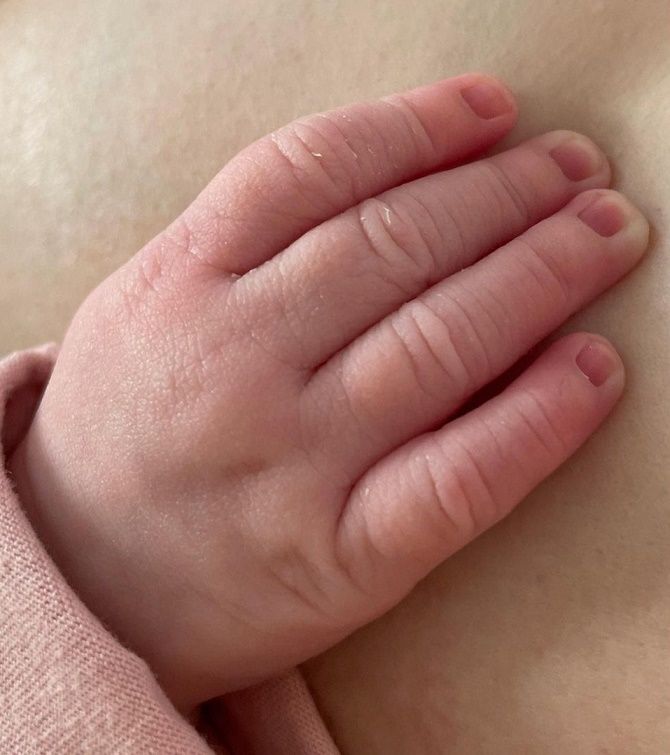 Альбина Джанабаева поделилась первым снимком новорожденной дочери 1