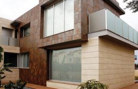 Практичность и надежность: особенности выбора материалов для облицовки дома