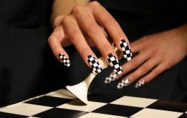 Шахматный маникюр на лето 2021 — модный тренд