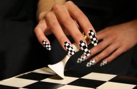 Шахматный маникюр на лето 2024 — модный тренд