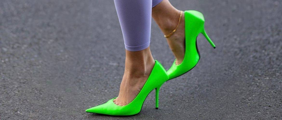 С чем носить зеленые неоновые туфли: яркие луки