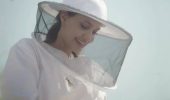 Анджеліна Джолі в костюмі бджоляра: актриса привітала випускників школи апіологіі