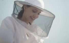 Анджелина Джоли в костюме пчеловода: актриса поздравила выпускников школы апиологии