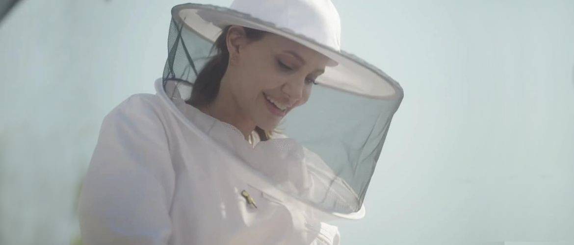 Анджелина Джоли в костюме пчеловода: актриса поздравила выпускников школы апиологии