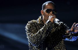 Американского певца R. Kelly признали виновным в сексуальном рабстве: ему грозит пожизненный срок